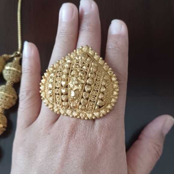 Gold Filigree Double Strand Vintage Etched Ball Necklace with ring set - Picture 5 of 11